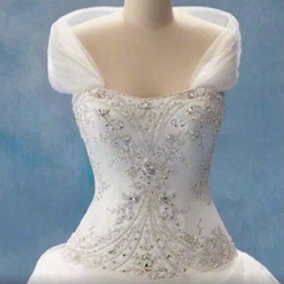 Alfred Angelo Disney Collection Belle. Corset Cathedral veil In preservation box - Picture 4 of 10